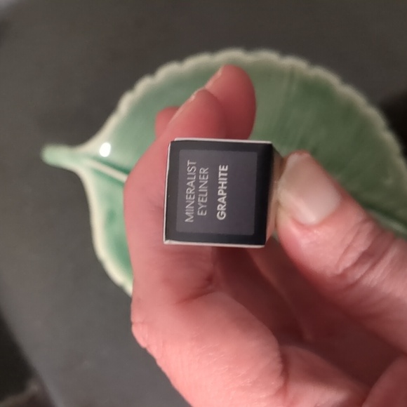 Lasting Eyeliner - Picture 3 of 4